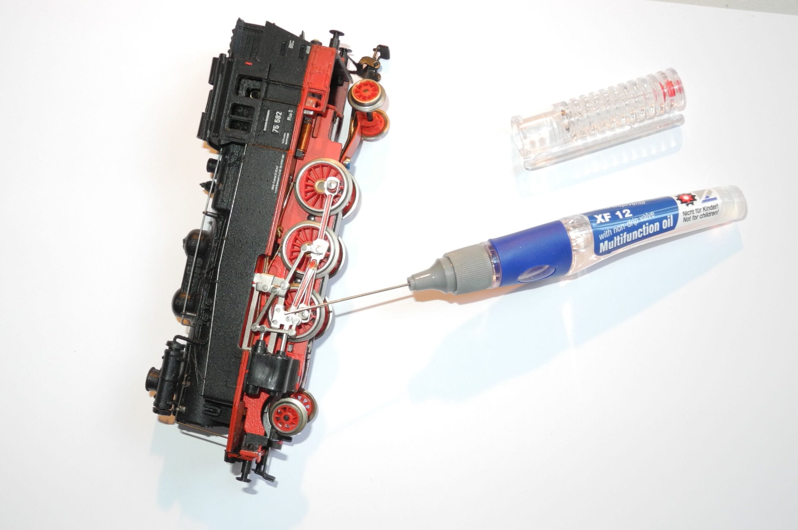 Nachölen einer Modelleisenbahn mit dem Ölstift.