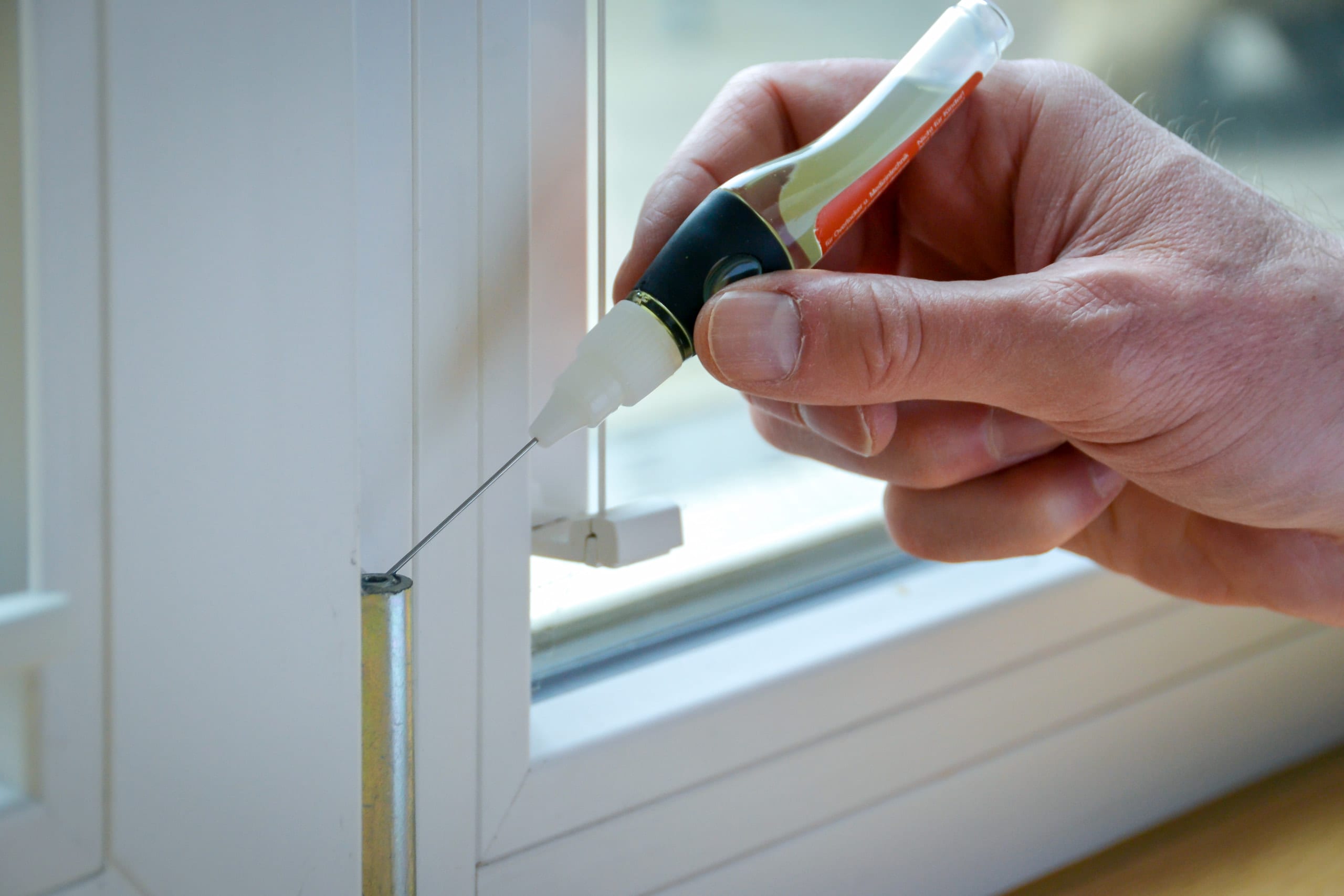 Ölstift, Fensterscharnier ölen